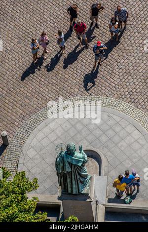 Torun, Pologne - août 2020 : Nicolaus Copernic Statue à Torun la vieille ville en été, photo prise depuis la plate-forme de visualisation en hauteur dans le Ratusz CLO Banque D'Images