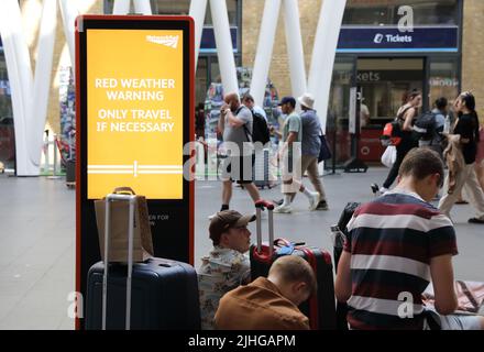 Londres, Royaume-Uni, 18th juillet 2022. Les annulations et les fortes restrictions de vitesse ont conduit à la misère des voyageurs et des voyageurs dans les tubes et les trains. Comme les températures apparalaient un record de rupture des panneaux de 40 degrés à la gare de Kings Cross avertissait les voyageurs. Crédit : Monica Wells/Alay Live News Banque D'Images