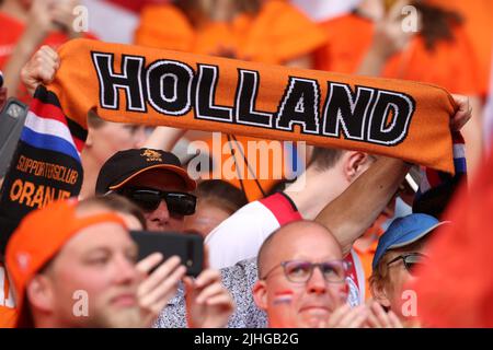 Sheffield, Angleterre, le 17th juillet 2022. Les fans néerlandais avant le match de l'UEFA Women's European Championship 2022 à Bramall Lane, Sheffield. Le crédit photo devrait se lire: Jonathan Moscrop / Sportimage Banque D'Images