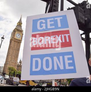 Londres, Royaume-Uni. 13th juillet 2022. Manifestants devant le Parlement. Des manifestants anti-conservateurs et anti-Boris Johnson se sont rassemblés à Westminster alors que Johnson devait faire face aux questions de son premier Premier ministre depuis sa démission. Les manifestants ont exigé qu'il quitte son poste immédiatement. Banque D'Images