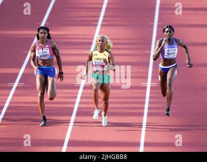 Eugene, le 17 juillet 2022 Aleia Hobbs (États-Unis) (L) Shelly-Ann Fraser-Pryce (JAM) (C) Daryll Neita (GBR) vu en action pendant les Championnats du monde d'athlétisme à Hayward Field Eugene États-Unis sur 17 juillet 2022 Alay Live News Banque D'Images