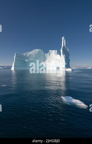 Icebergs dans le fjord Hall Bredning, dans le détroit de Scoresby, à l'est du Groenland Banque D'Images
