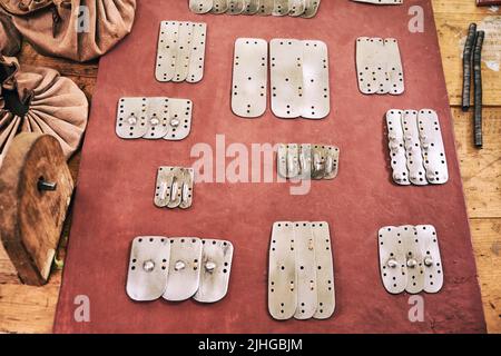 Fabrication d'armures médiévales et de courrier en chaîne pour protéger les soldats au combat. Reconstruction des événements du Moyen Age en Europe. Banque D'Images