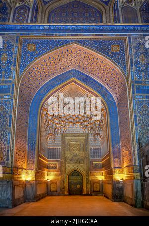 Intérieur de la Mosquée Tilya Kori et de Madrasah situé sur la place du Registan, à Samarkand, en Ouzbékistan Banque D'Images