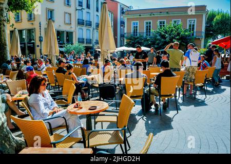 Perpignan, France, vue, grande foule partageant des boissons, à l'extérieur dans French Cafe Sidewalk Terrace, Centre-ville Banque D'Images