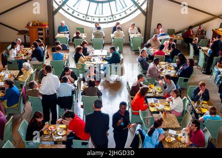 Paris, France - vue d'ensemble à l'intérieur des tables de bistro français à l'intérieur du café au dernier étage du musée d'Orsay, avec une grande horloge, un café très fréquenté à l'intérieur Banque D'Images