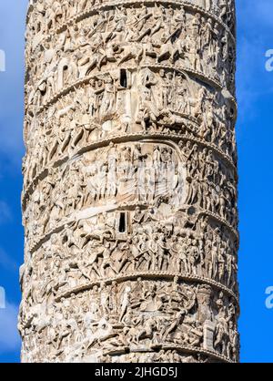 Détail des scènes de bataille et des processions triomphales sur la colonne de la victoire romaine de Marcus Aurelius, fin du 2nd siècle après J.-C. Raconter l'histoire du Danu Banque D'Images