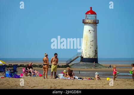Journée la plus chaude jamais enregistrée au Royaume-Uni à Talacre Beach, et au phare de point of Ayr, Flintshire, au nord du pays de Galles Banque D'Images