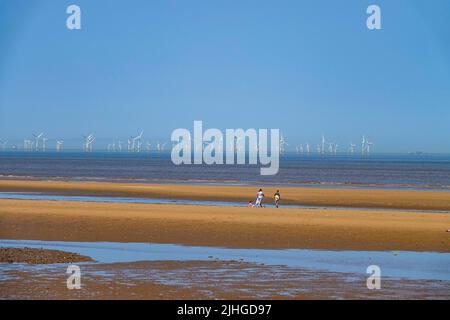 La journée la plus chaude jamais enregistrée au Royaume-Uni à Talacre Beach, et le phare de point of Ayr, Flintshire, au nord du pays de Galles, avec le parc d'éoliennes offshore Burbo Bank Banque D'Images