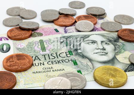 La couronne tchèque est la monnaie officielle de la République tchèque. À l'heure actuelle, les pièces de monnaie et les billets peuvent être utilisés dans la dénomination des couronnes entières. Banque D'Images
