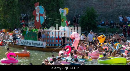 Ulm, Allemagne. 18th juillet 2022. Un bateau à thème traitant de la vaccination obligatoire flotte sur le Danube à la Nabada. La Nabada (nageant) est une sorte de procession de carnaval sur l'eau à laquelle participent plusieurs milliers de personnes et c'est le point culminant de la ville d'Ulm vacances Schwörmontag. Credit: Stefan Puchner/dpa/Alay Live News Banque D'Images