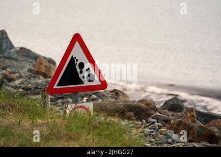 danger signe d'avertissement possibilité de glissement de terrain de roche tomber sur la plage à la côte Banque D'Images