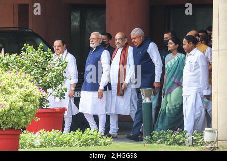 New Delhi, Inde. 18th juillet 2022. Le Premier ministre indien Narendra Modi, d'autres membres du Parlement et des dirigeants de différents partis ont accompagné Shri Jagdeep Dhankhar Ji après avoir déposé ses documents de candidature. Crédit : SOPA Images Limited/Alamy Live News Banque D'Images