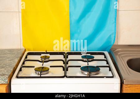 Le drapeau ukrainien est suspendu sur le mur dans la cuisine d'un appartement en Ukraine sur fond d'un poêle à gaz, la guerre en Ukraine, sans gaz Banque D'Images