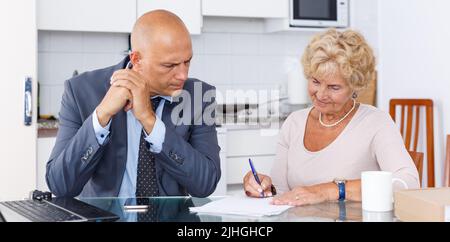 Agent aidant à la femme âgée Banque D'Images