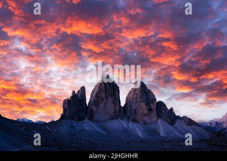 Vue incroyable sur les trois sommets de Lavaredo au coucher du soleil.Parc national Tre Cime di Lavaredo, montagnes des Alpes Dolomites, région du Trentin-Haut-Adige, Sudtirol, Dolomites, Italie Banque D'Images