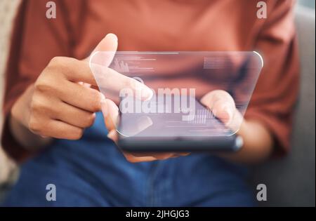 Gros plan d'une femme de race mixte inconnue assise seule à la maison et utilisant son téléphone portable pour parcourir un concept CGI Internet. Défilement et recherche hispaniques Banque D'Images