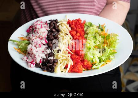 Une salade américaine cho, hachée ou Cobb. Les ingrédients de salade soigneusement disposés sont disposés en rangées sur un lit de laitue Cobb Banque D'Images