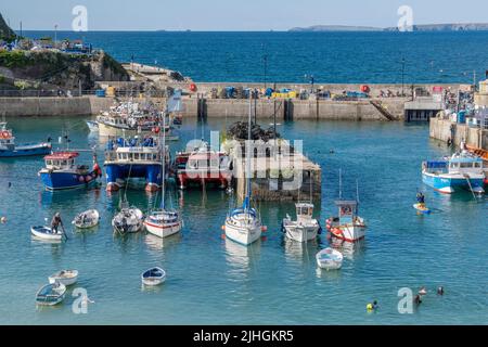 Divers bateaux amarrés dans le pittoresque port de Newquay, en Cornouailles, au Royaume-Uni. Banque D'Images