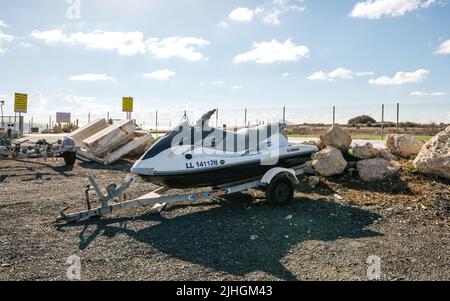 Paphos, Chypre - 29 octobre 2014 : motomarine Yamaha WaveRunner VX Sport sur une remorque Banque D'Images