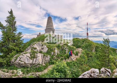 Belle femme senior randonnée au mont Gruenten dans les Alpes Allgaeu avec awesomw vue sur la vallée de l'Iller au lac Alpsee et le lac de Constanz, Bodensee, BAV Banque D'Images