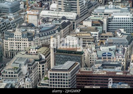 Une vue vers Fish Street Hill et le Monument au Grand incendie de Londres prise du Shard, Londres, Angleterre Banque D'Images