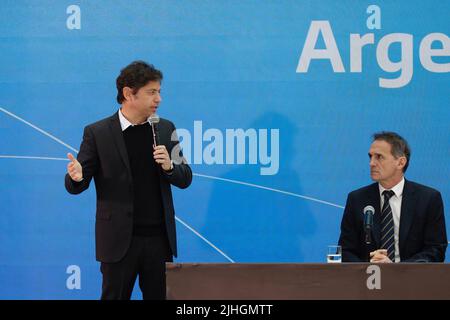 Buenos Aires, le 18th juillet 2022. Le Président Alberto Fernández a dirigé la présentation de l'Argentine Grande, Plan d'infrastructure pour le développement de la nation, avec le Ministre des travaux publics, Gabriel Katopodis. Le gouverneur de la province de Buenos Aires Axel Kicillof donne quelques mots à l'événement.(Credit: Esteban Osorio/Alay Live News) Banque D'Images