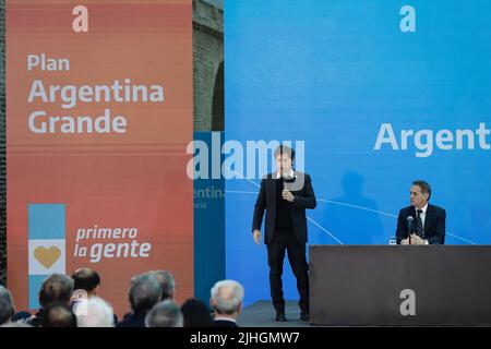 Buenos Aires, le 18th juillet 2022. Le Président Alberto Fernández a dirigé la présentation de l'Argentine Grande, Plan d'infrastructure pour le développement de la nation, avec le Ministre des travaux publics, Gabriel Katopodis. Le gouverneur de la province de Buenos Aires Axel Kicillof donne quelques mots à l'événement.(Credit: Esteban Osorio/Alay Live News) Banque D'Images