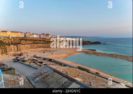 Mafra, Portugal. 16 juillet 2022. Vue sur la plage de Pescadores dans le village d'Ericeira au Portugal. Banque D'Images