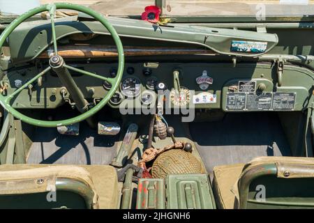 Le tableau de bord d'une guerre mondiale classique deux jeep de l'armée américaine. Roue à roulettes et jauges, avec une grenade suspendue au tableau de bord principal. Banque D'Images