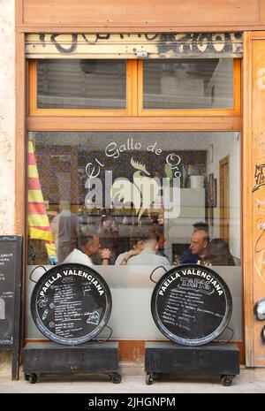 Bar à tapas sur la Plaza del Mercado, en face du célèbre marché, dans la vieille ville de Valence, en Espagne, en Europe Banque D'Images