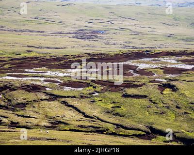 Des hags de tourbe sur Sandness Hill près de Huxter sur Mainland Shetland, Écosse, Royaume-Uni. Banque D'Images