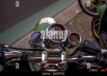 Vue sur les instruments chromés sur le guidon d'un scooter de style vintage. Banque D'Images