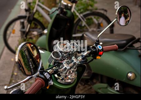 Vue sur les instruments chromés sur le guidon d'un scooter de style vintage. Banque D'Images