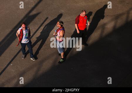 Manchester, Angleterre, 18th juillet 2022. Les fans arrivent pour le championnat d'Europe des femmes de l'UEFA 2022 au stade Academy de Manchester. Le crédit photo doit être lu : Darren Staples / Sportimage Banque D'Images