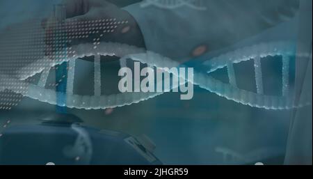 Image d'un brin d'adn en rotation traitement de données par un scientifique caucasien en laboratoire Banque D'Images