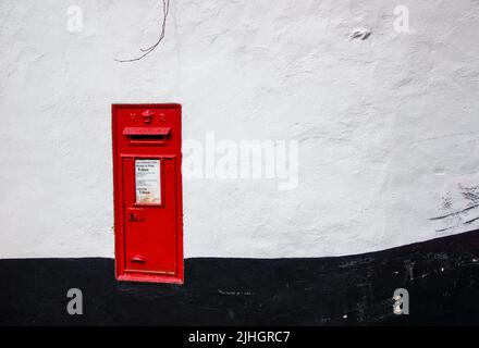 Une boîte postale victorienne incorporée dans un mur commun à Topsham Devon, une vue rare. Banque D'Images