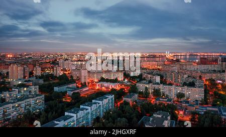 Générique lumineux quartier résidentiel dans la grande ville la nuit vue panoramique aérienne. Saint-Pétersbourg, Russie. Banque D'Images