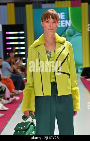 Pure London & Pure Origin de beaux exposants de mode de haute qualité, bijoux et accessoires principalement d'Europe, de Chine et d'Asie à Londres Olympia, Londres, Royaume-Uni. - 18 juillet 2022. Banque D'Images