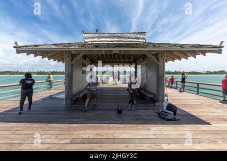 Jetée de pêche de Naples en Floride avec touristes et habitants de la région. Hutte emblématique a à l'extrémité de la structure Banque D'Images