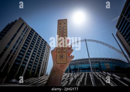 Londres, Royaume-Uni. 18th juillet 2022. Météo au Royaume-Uni : HeatWave lundi. Les températures de l'après-midi poussent près de 40C près du stade Wembley. Les températures continuent d'augmenter avec une alerte orange en place pour une chaleur extrême. La Grande-Bretagne pourrait bientôt connaître son jour le plus chaud comme met Office prévoit que la Grande-Bretagne pourrait atteindre le sommet de 41C. Credit: Guy Corbishley/Alamy Live News Banque D'Images