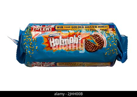 Paquet de McVitie's Hobnobs The Oaty One biscuits au chocolat au lait isolés sur fond blanc Banque D'Images