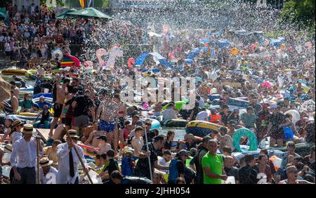 Ulm, Allemagne. 18th juillet 2022. De nombreuses personnes s'engagent dans une bataille d'eau sur le Danube pendant la Nabada. La Nabada (nageant) est une sorte de procession de carnaval sur l'eau à laquelle participent plusieurs milliers de personnes et c'est le point culminant de la ville d'Ulm vacances Schwörmontag. Credit: Stefan Puchner/dpa/Alay Live News Banque D'Images