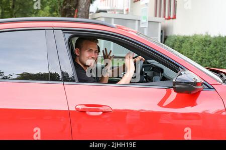 Munich, Allemagne. 18th juillet 2022. Le footballeur Matthijs de Ligt arrive au terrain du FC Bayern Munich, à la Säbener Straße. Selon les médias, le FC Bayern est sur le point de signer le joueur international de football néerlandais Matthijs de Ligt. Credit: Christian Kolbert/dpa/Alay Live News Banque D'Images