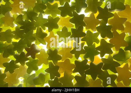 Motif de bonbons. Silhouette de nombreux bonbons multicolores aux couleurs vives en différentes formes d'étoiles. Banque D'Images