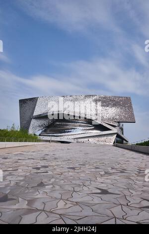 Paris, France - 4 mai 2022 : vue de l'Orchestre philharmonique de Paris (Philharmonie de Paris) et détails de la façade du Parc de la Villette. Conçu par Jean nouvel. Co Banque D'Images