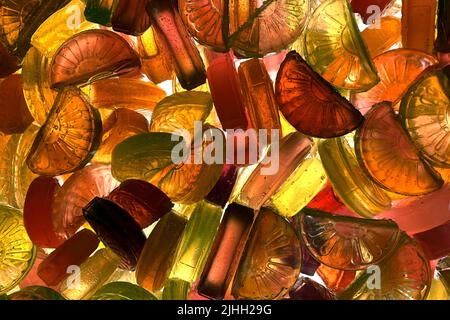 Motif de bonbons. Silhouette de nombreux bonbons multicolores aux couleurs vives et aux formes différentes. Banque D'Images