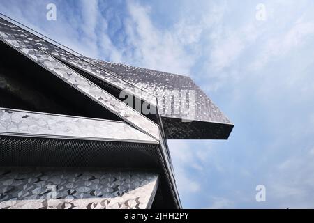 Paris, France - 4 mai 2022 : vue de l'Orchestre philharmonique de Paris (Philharmonie de Paris) et détails de la façade du Parc de la Villette. Conçu par Jean nouvel. Co Banque D'Images