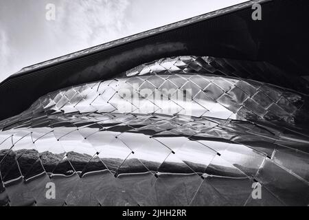 Paris, France - 4 mai 2022 : vue de l'Orchestre philharmonique de Paris (Philharmonie de Paris) et détails de la façade du Parc de la Villette. Conçu par Jean nouvel. Co Banque D'Images