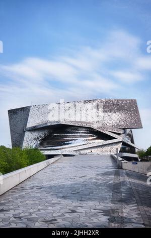 Paris, France - 4 mai 2022 : vue de l'Orchestre philharmonique de Paris (Philharmonie de Paris) et détails de la façade du Parc de la Villette. Conçu par Jean nouvel. Co Banque D'Images